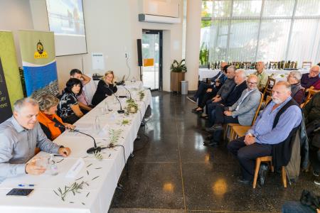 Utrinek s tiskovne konference v okviru prireditve Oljka županov - oljka povezovanja 